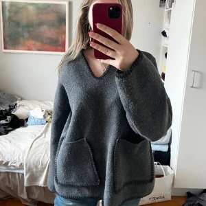 Mörkgrå tröja  - Superfin och varm vilket är bra till vintern