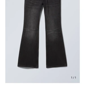 Weekday Svarta low waist bootcut jeans - NOVA LOW WAIST SLIM BOOTCUT LEG JEANS. Snygga svarta bootcut jeans med låg midja. Använd fåtal gånger, sälj eftersom jag har flera liknande. Nypris 590kr