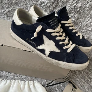 Golden Goose Navy - Otroligt eftertraktade Golden Goose! | Skorna är i utmärkt skick finns något jätte litet tecken på använding! | storlek 41. | Allt på bild medföljer och kvitto finns! | Ställ gärna frågor!