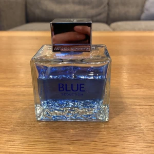 Blue Seduction och David beckham parfymer - Två eleganta parfymer: Blue Seduction från Antonio Banderas i en fyrkantig flaska med blå vätska och silverlock, se på bild hur mycket kvar. Blue seduction är en fräsch och citrus parfym, den har lite fresh spicy i lukten, samt väldigt aromatisk blå. 100 kr Samt Beyond från David Beckham i en mörk, stilren flaska med grått lock, se på bild hur mycket kvar. Beyond är en parfym som är en fresh och warm spicy samt citrus noter. 100 kr