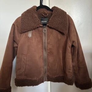 Monki Jacka - Denna jacka från monki har jag nästan aldrig använt eftersom jag tycker den faller på ett awkward ställe, vill påpeka att det är ingen riktig mocka eller päls. Det är storlek M men är mer åt det korta hållet! Skicka gärna frågor och skickar mer bilder om det behövs.