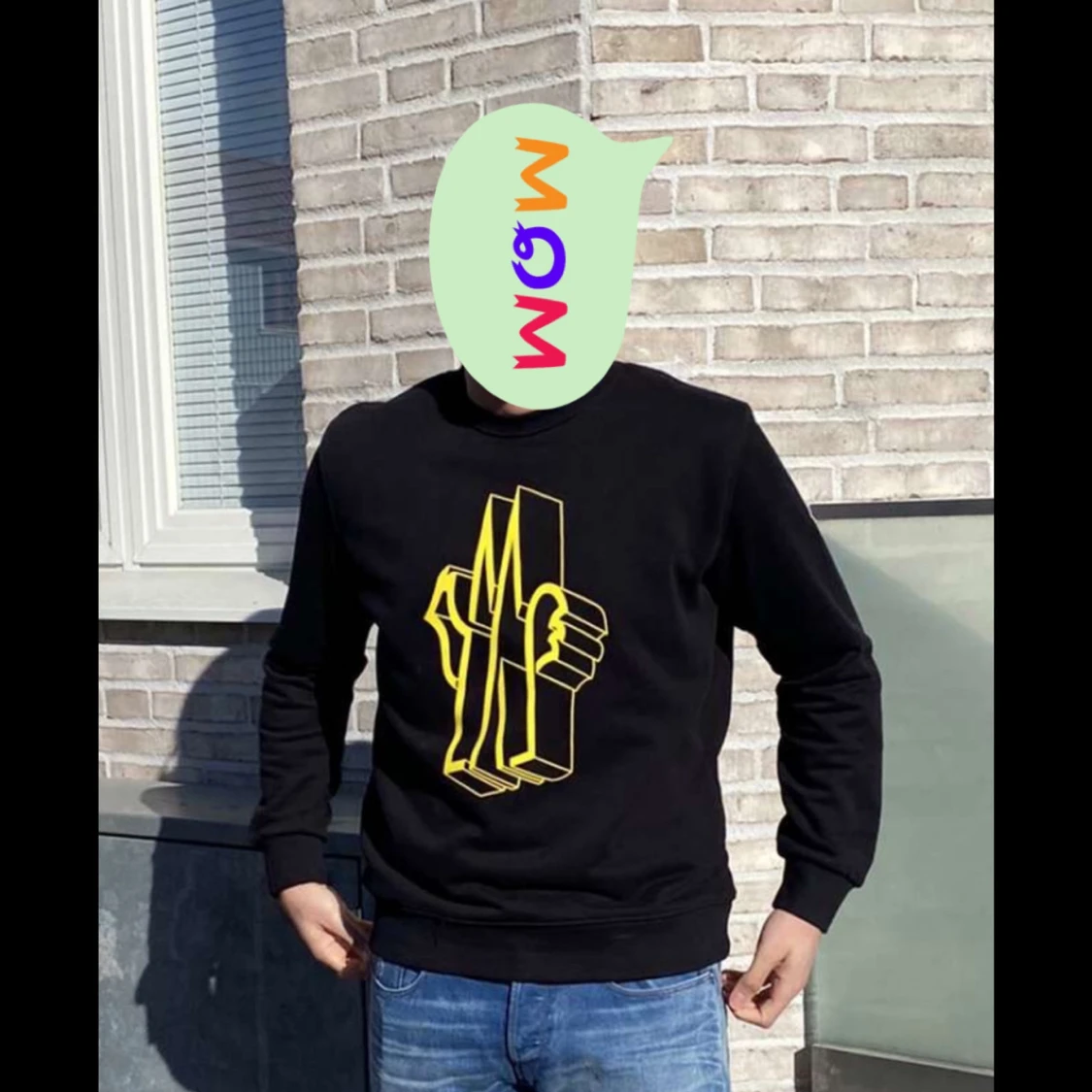 Svart sweatshirt med gult tryck från moncler - 90