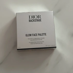 Oanvänd dior backstage - Säljer min Highlighter palett från dior, oanvänd!! Fin guldig Highlighter, där en av paletten är åt det gula hålet.  Paletten är varken använd eller öppnad, detta då jag av misstag råkat köpt fel färg. Skriv för egna bilder!