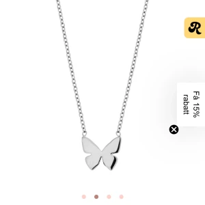 Silverfärgat fjärilshalsband - Elegant halsband med en vacker fjärilsberlock i silverfärg. Kedjan är tunn och den söta fjärilen  sitter fast i den. Nypris 299kr🩶har aldrig använt det då jag är en guldtjej