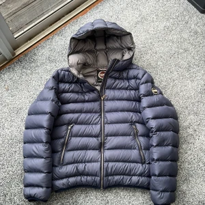 Marinblå colmar vinterjacka - Säljer denna vänldigt snygga colmar jacka i navy blå! Helt perfekt nu till kallare dagar.  Storlek 48 vilket motsvarar S-M! Skick 9/10 . Kan gå ner i pris vid snabb affär! Hör av dig vid minsta fundering!