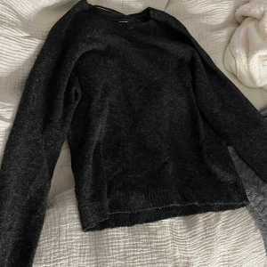Svart tröja från Vero Moda - Mysig svart tröja från Vero Moda i storlek S. Tröjan har en enkel design med långa ärmar. Den är tillverkad i ett mjukt material och säljs pga rensning💕💕