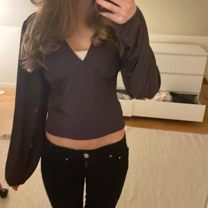 Lila biktok tröja - Snygg lila v-ringad tröja från bin bok.