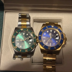 Klockor  - 2st klockor ,medföljer kartong och info Osv , behövs fixa ditt en skruv på armbandet 