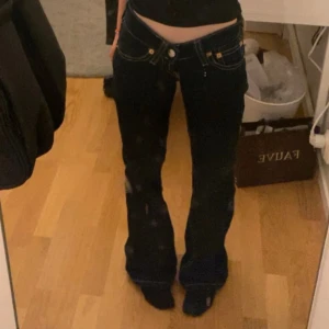 Blå bootcut jeans - Superfina blåa Levis jeans som är lågmidjade och utsvängda. Dem är lite uppgångna i hälen ( se bild 4) dock inget jag tycker man tänker på, annars är dem i fint skick! Storlek 26/32. Bara att skriva vid frågor eller annat, pris kan diskuteras vid snabb affär:))