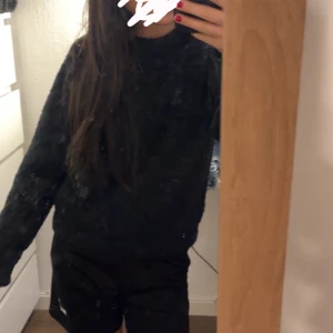 Svart glittrig tjock tröja - Storlek xs. Tröjan är från h&m och har använts väldigt mycket, som ni kan se på lappen i slutet. Den är väldigt varm och gosig💕