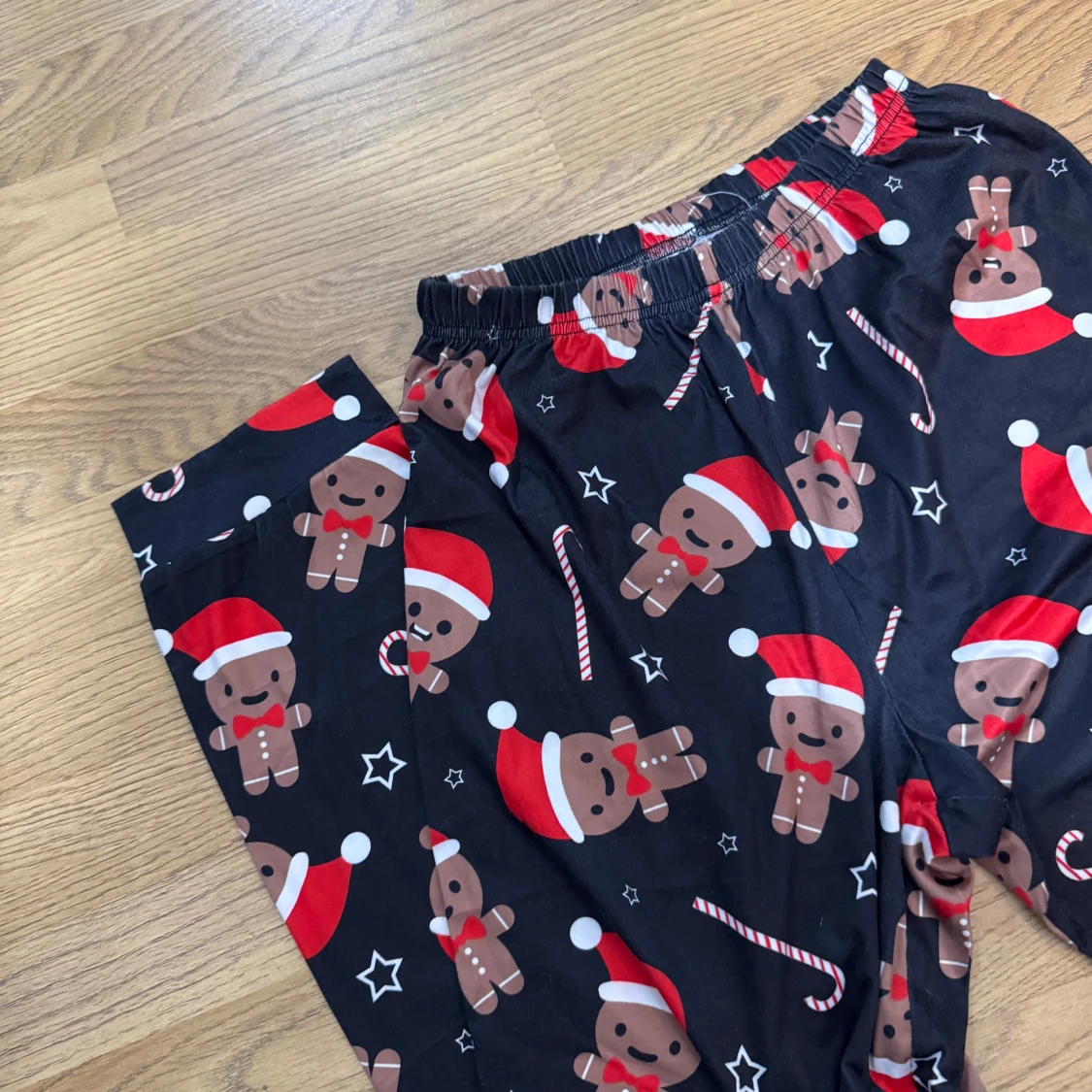 Svart jultröja och byxor med pepparkaksmönster - 92