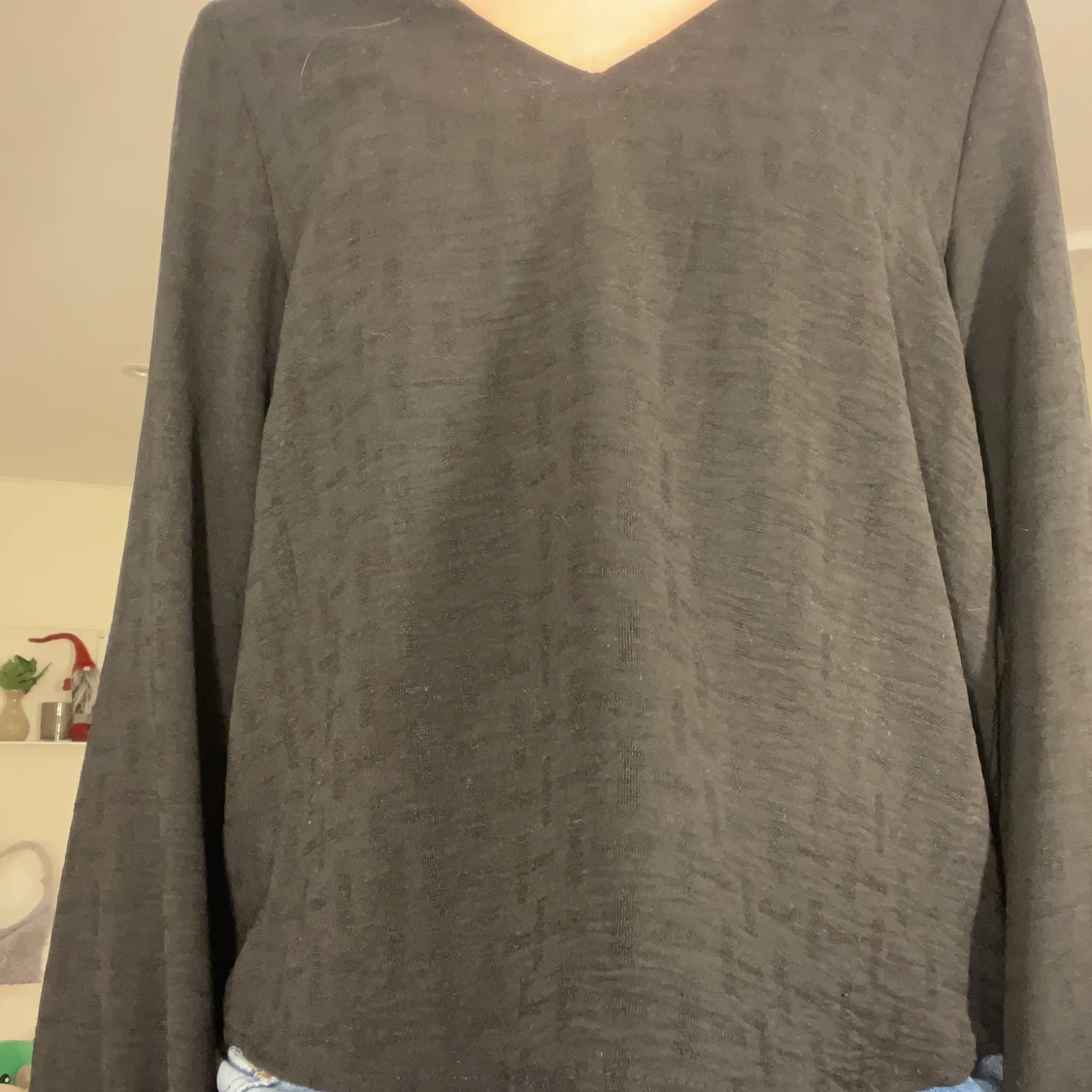 Svart långärmad blus med lite detaljer  - 91