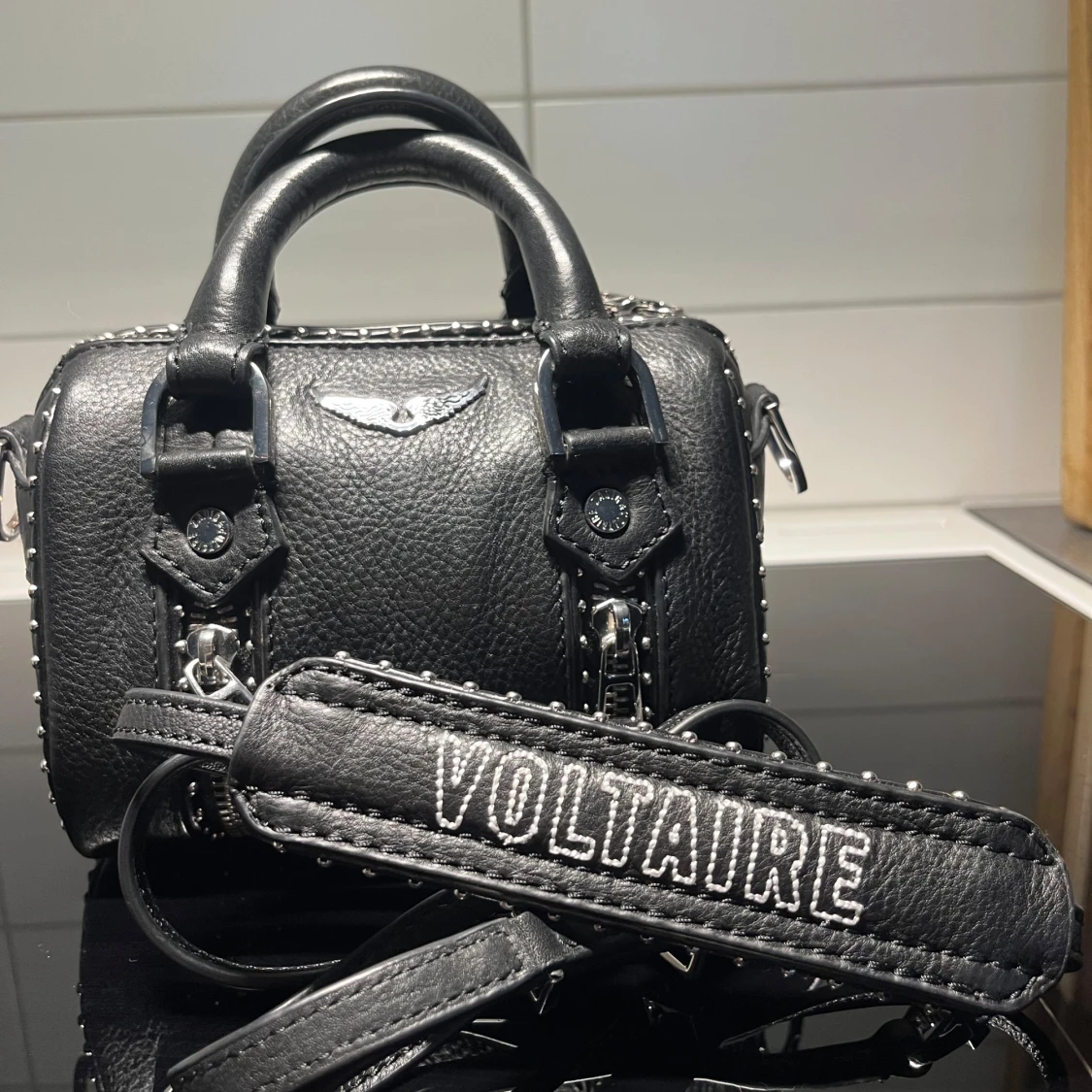 Svart handväska från Voltaire