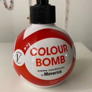 Colour Bomb creme conditioner - Veganvänlig creme conditioner från Maverick i färgen Fire Red. Perfekt för att ge håret en intensiv färgboost. Kommer i en rund flaska med pump för enkel applicering. Köpt för 2 månader sedan, håller 10 månader till enligt förpackning.✨