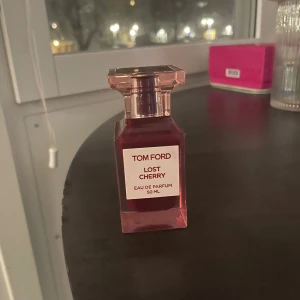 Tom Ford 50 ml - Ny, testad 2 gånger. Köpt på kicks.se så kvitto finns att få via Mail, se bild för mängd kvar.  Köpt med lite rabatt så därför säljes jag den lite billigare 🩷 
