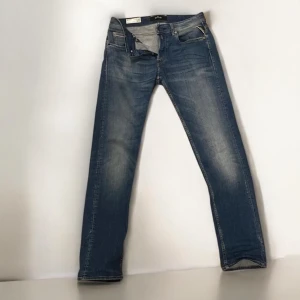 Replay anbass  - Ett par sjukt snygga replay jeans i storlek 31/34. Hör av dig om du har några frågor eller funderingar kring plagget. Priset är inte hugget i sten!🔔
