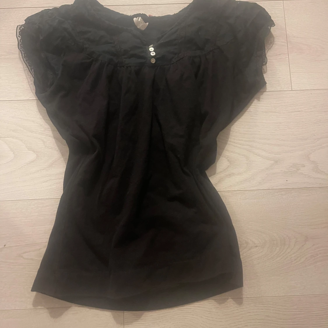 Svart blus med spetsdetaljer - 90