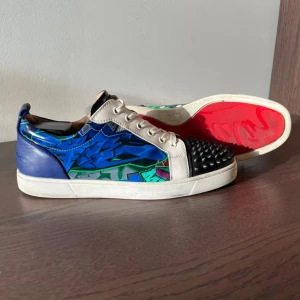 Christian Louboutin skor - Säljer nu dessa asfeta skor från Christian Louboutin. De är unika och får dig att sticka ut från mängden! Skick 9/10, finns några små skråmor (närmare bilder kan fås privat) men utöver det är de i otroligt bra skick. Nypris 7999kr, mitt pris endast 1899. Inget OG medföljer, därav det riktigt schyssta priset. Hör av er vid funderingar.