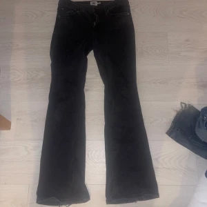 Svarta bootcut jeans - Snygga svarta bootcut jeans från 157 i storlek M. De är i passformen ”low boot”. Perfekta för en stilren look. Storlek M. Kp vid frågor💕Lite slitna vid ena änden. 