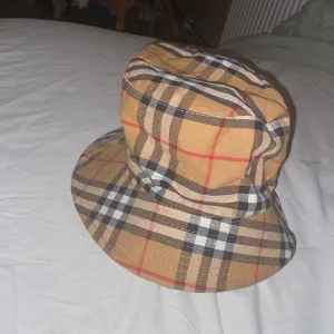 Snygg solhatt - Snygg solhatt perfekt för sommar, priset kan diskuteras! Ok skick!