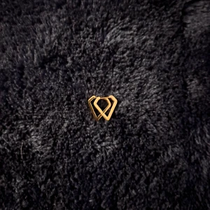 Guldörhängen i triangelform - Snygga guldörhängen i form av trianglar. Perfekta för att ge en elegant touch till din stil. De har en modern och minimalistisk design som passar till många tillfällen.