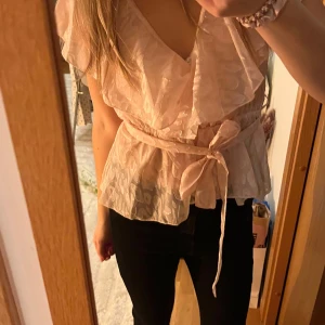 Rosa blus med volangdetaljer - Såå söt blus💕💕