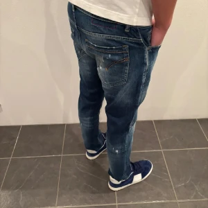 Dondup jeans - Säljer ett par skit snygga dondup jeans med sköna slitningar, ny pris 3500 sick 9,5/10 pris kan diskuteras vid snabb affär 
