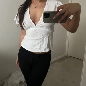 Vit omlottopp med knytband - Säljer denna tröjan då jag inte använder den längre. Lånade bilder hör av er för egna och för frågor 💘