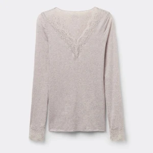 Intimissimi spets tröja - Säljer min beiga spets tröja från intimisimi! Jag har använt den max 3 gånger och jag vill sälja den på grund av när jag köpte den fick jag fel storlek och då hade jag redan slängt kvittot. Det är inget fel på den den sitter inte så löst men vill ha i S. Kan också lika gärna byta mot storlek S eller xs