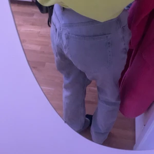 Grå jeans från gina - Säljer ett par grå jeans från gina tricote. Då de blivit för stora.