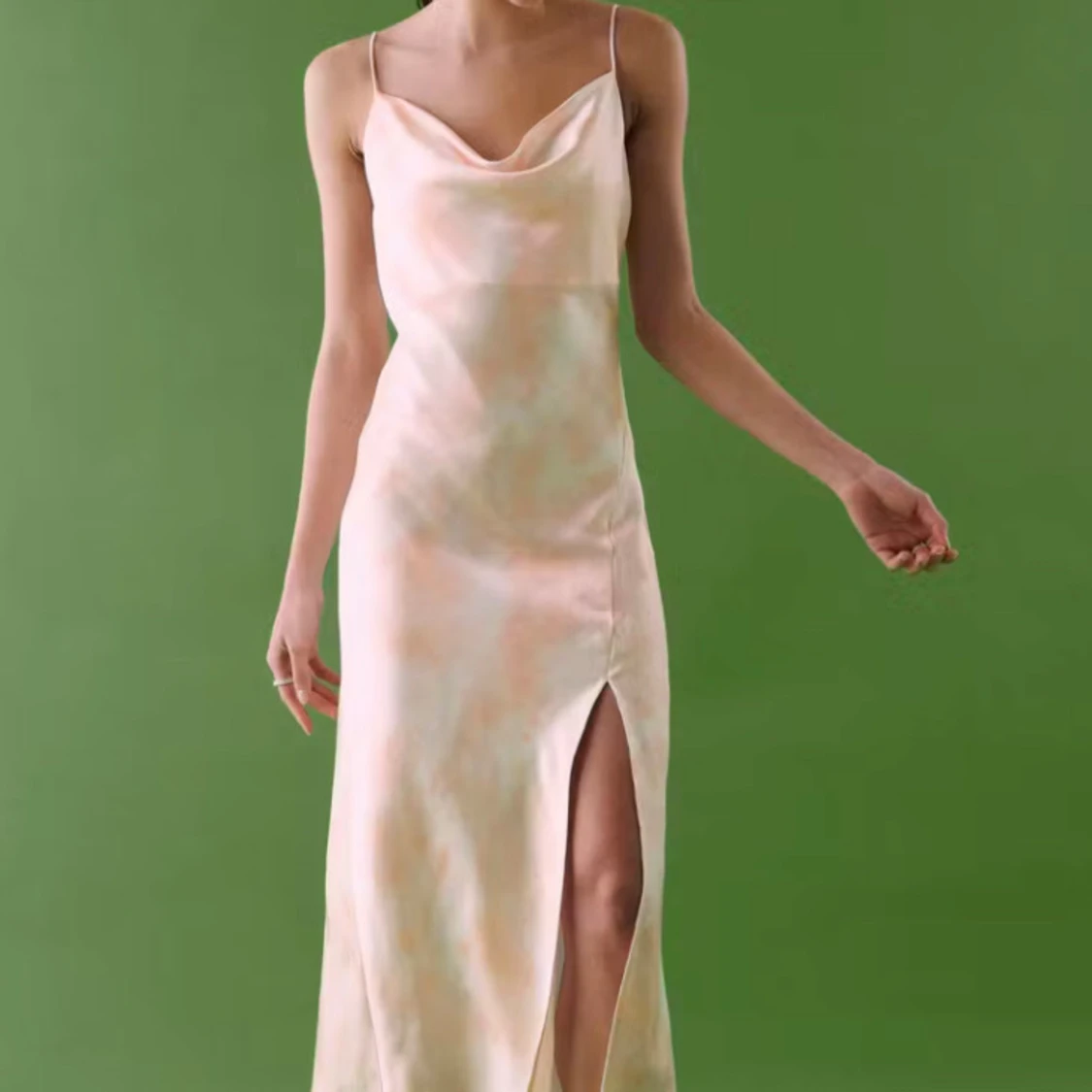 Ljus sidenklänning med slits