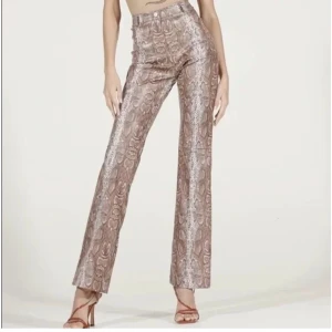 Ormmönstrade byxor från I.AM.GIA - Snygga ormmönstrade byxor från I.AM.GIA, niahm snakepants. Endast använd en gång och passar mig som har W24.