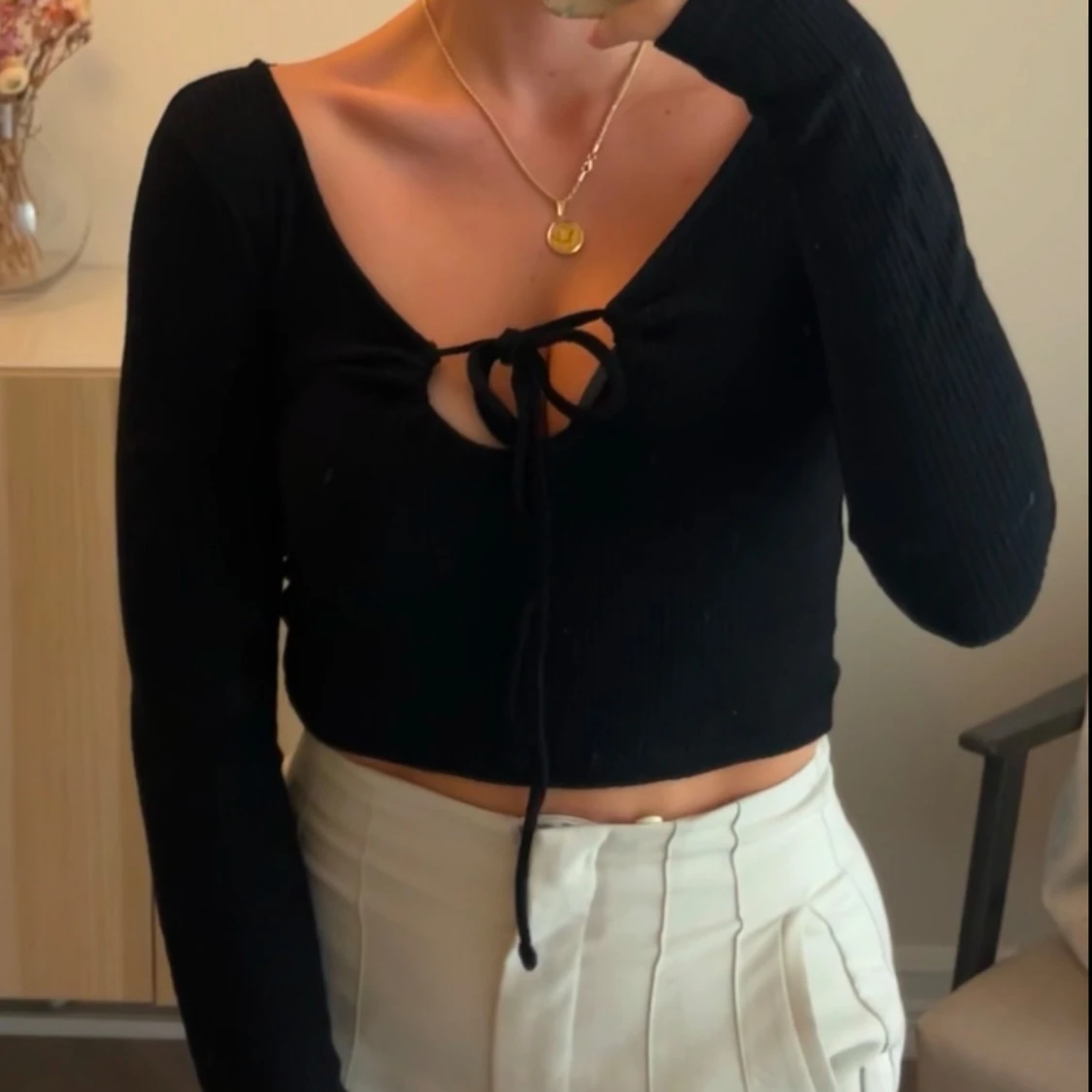 Svart croppad topp med knyt