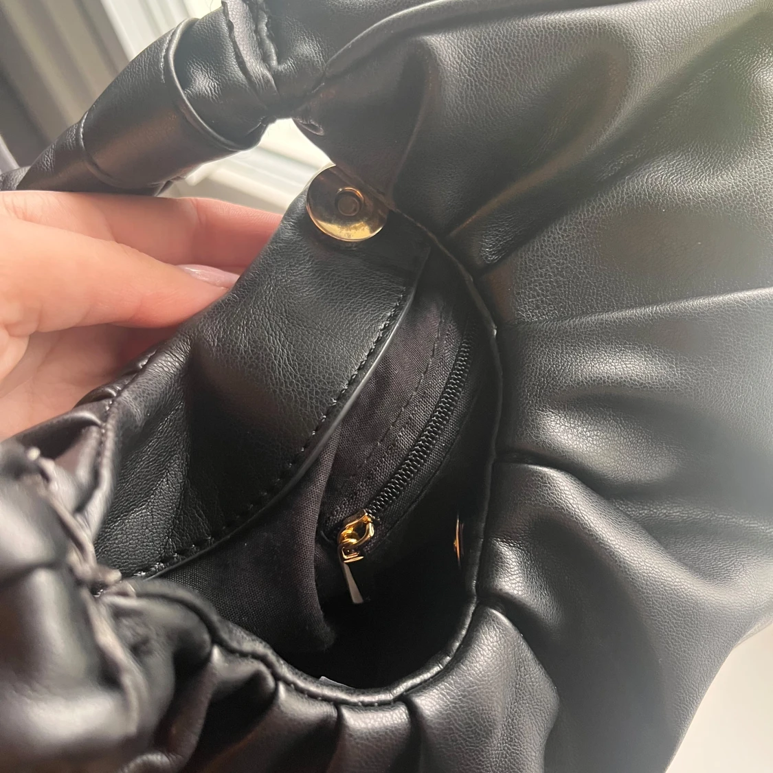 Svart axelväska i syntet - 90