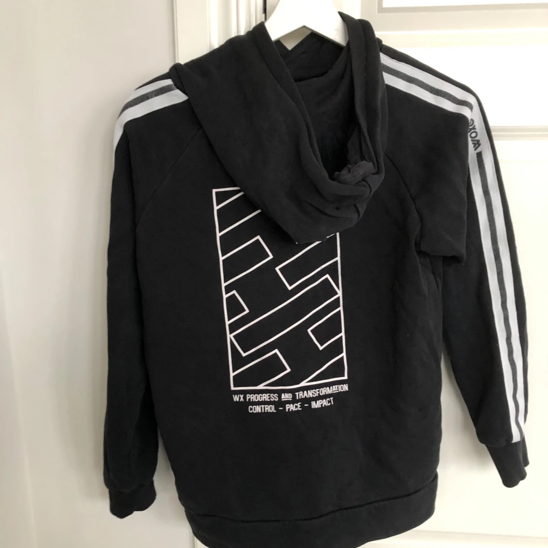 Svart hoodie med tryck och ränder - 90