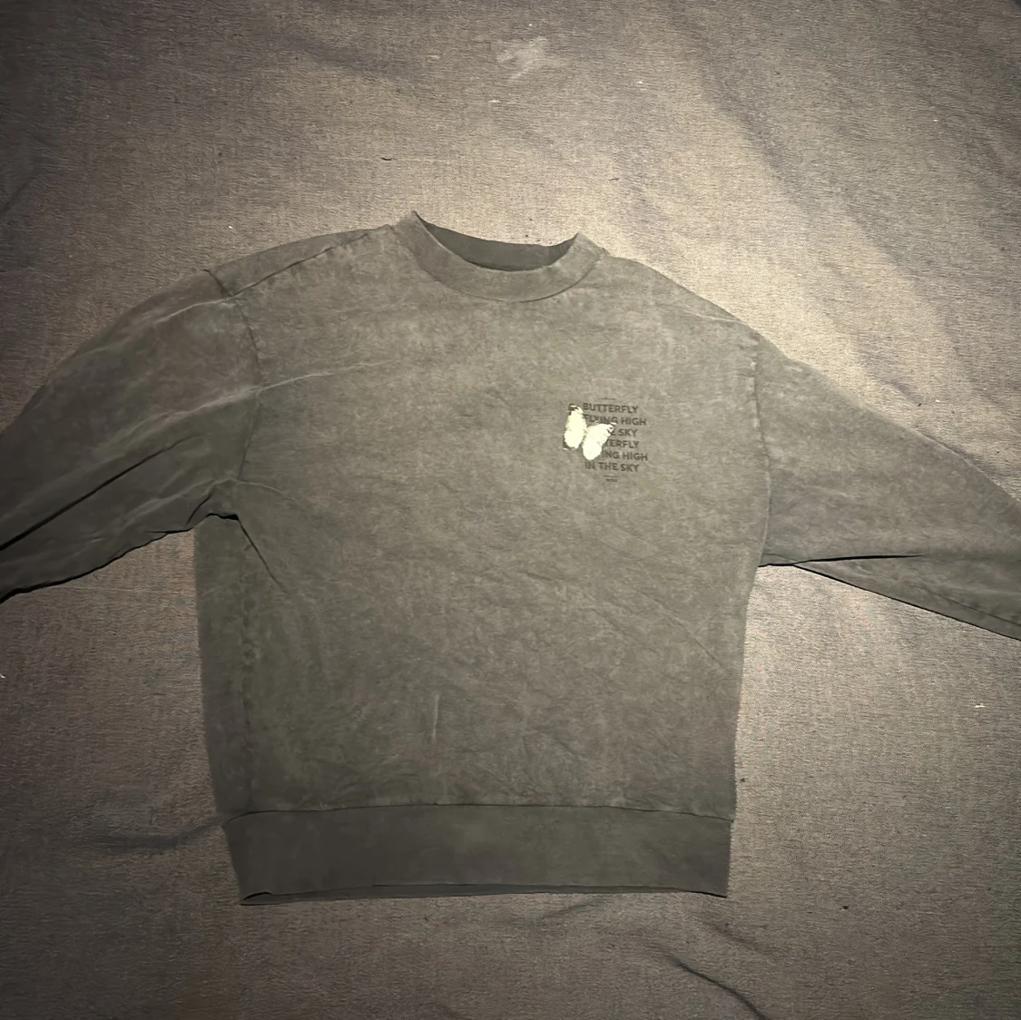 Grå sweatshirt med fjärilstryck från Boss