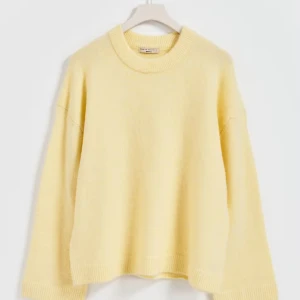 Gul stickad tröja - Mysig ljus gul stickad tröja ifrån Gina tricot i storlek M. Så fin och helt oanvänd. Säljer på grund av att den inte kommer till användning. Hör av er om ni har frågor.