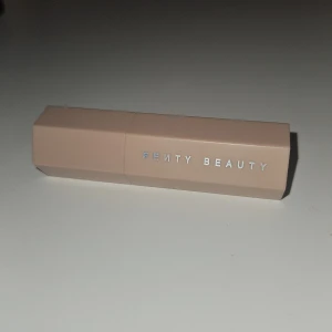Fenty Beauty Match Stix i nyansen Amber - Säljer en Fenty Beauty Match Stix i nyansen Amber. Denna krämiga stick är perfekt för contouring och har en lättanvänd, sexkantig design. Perfekt för att skapa en naturlig look med en mjuk finish.