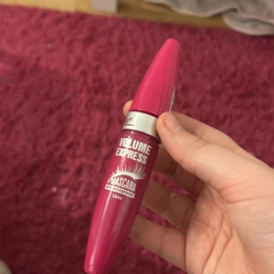 Rosa mascara från Glam of Sweden - Säljer en rosa Volume Express mascara från Glam of Sweden. Den är icke-vattenfast och kommer i en 12 ml förpackning. Perfekt för att ge dina fransar extra volym.