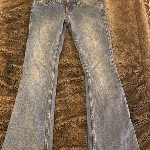 Lowwaist bootcut jeans  - LOWWAIST BOOTCUT jeans från Brandy Mellville i storlek S: (36 typ). Såå snygga och i bra skick. 😊möts upp i Sthlm och fraktar