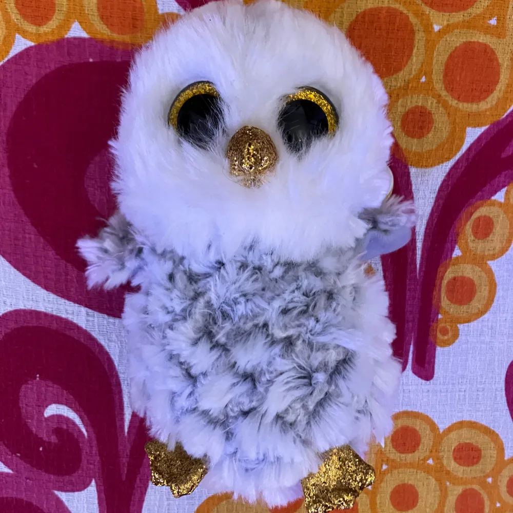 Söt och fluffig uggla från Beanie Boos-kollektionen! 🫶 Enligt lappen heter den Owlette, fyller år 20 april. Köptes 2021, är i princip orörd sen dess.. Muu.