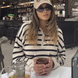 Randig stickad tröja med dragkedja - Säljer denna snygga tröja från Zara! 