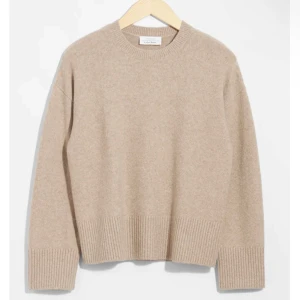 & other stories stickad tröja - Jättefin stickad tröja från & other stories, inte alls använd mycket och i fint skick!💕