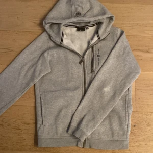  hoodie Sail Racing - Säljer en stilren  hoodie från Sail Racing då den inte passar Iängre. Ny pris 1300kr. Bra skick Iiten i StorIeken. Hör av dig vid funderingar om tröjan.