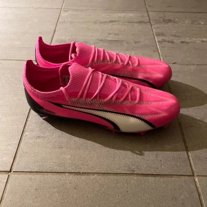  Puma ultra Fotbollskor  - Puma ultra ultimate i storlek 44. Aldrig använda och köpta på unisporstore.