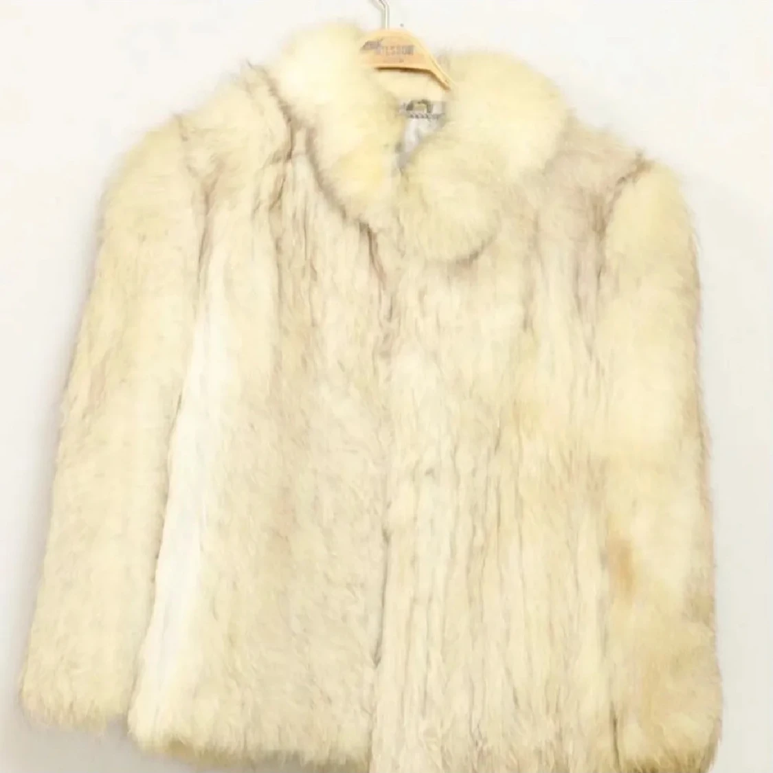 Vit pälsjacka