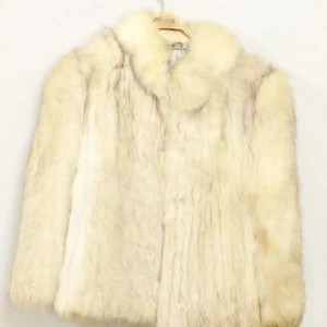 Vit pälsjacka - Elegant vit pälsjacka med långärmad design. Perfekt för att hålla sig varm och stilren under kalla dagar. Jackan har en klassisk look med mjuk och fluffig päls. Pris kan diskuteras.