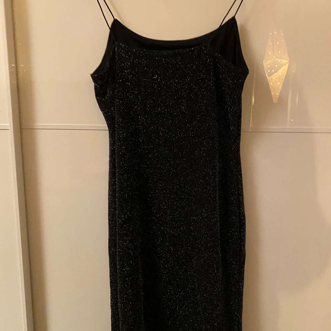 Svart glittrig klänning från H&M - 90