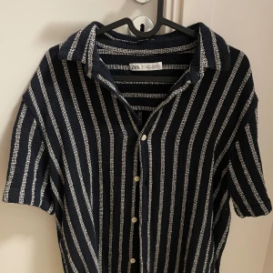 Randig skjorta från Zara - Säljer nu denna fina tröja då den är för liten för mig. Storlek M. Köpt på Zara och är i väldigt fint skick. Hör av er om fler bilder eller frågor.