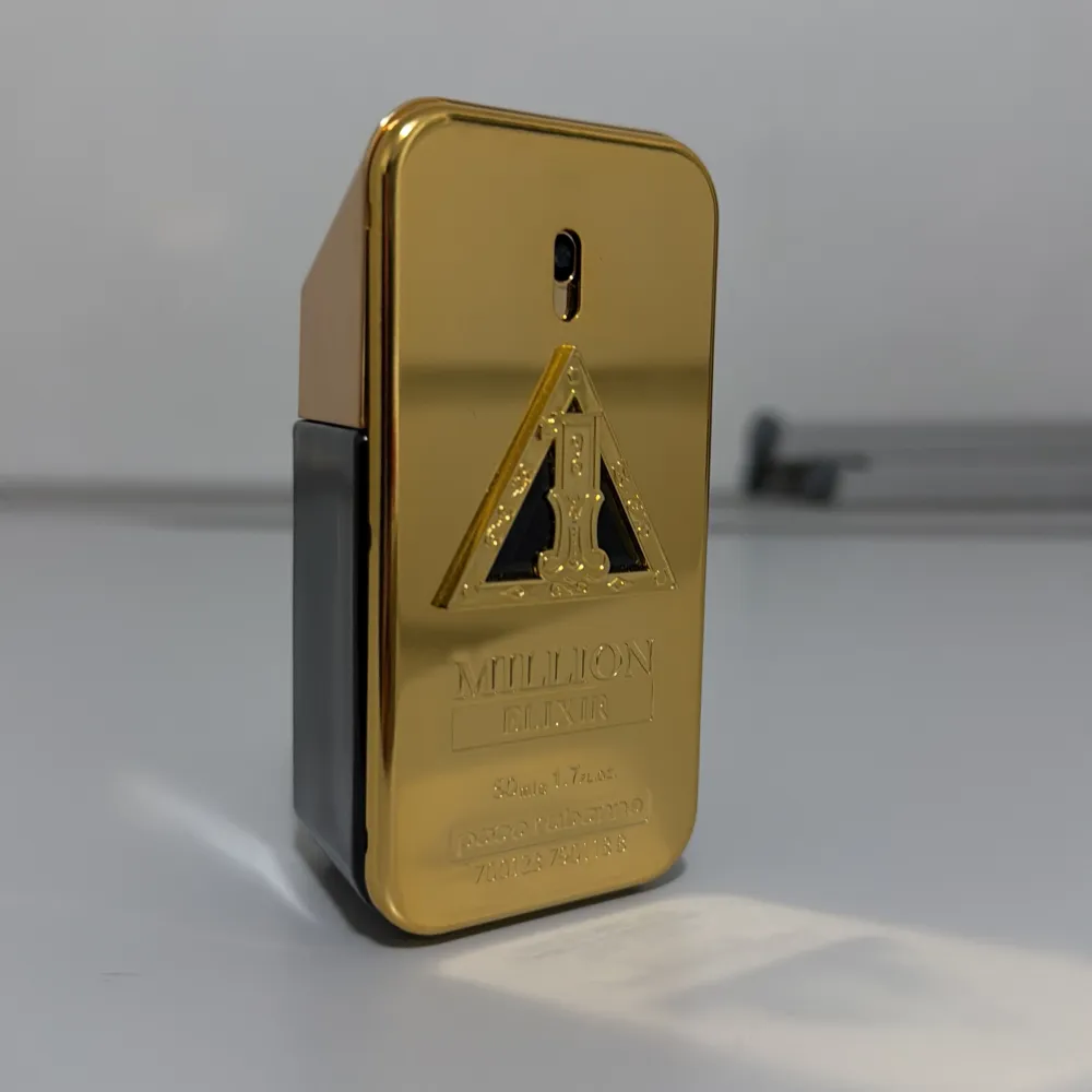 One million elixir är en parfym som är ganska söt med noter av vanilj och sockervadd. Bra för fester på nätterna. Inte använd alls det finns vätska ända till toppen.. Perfume.